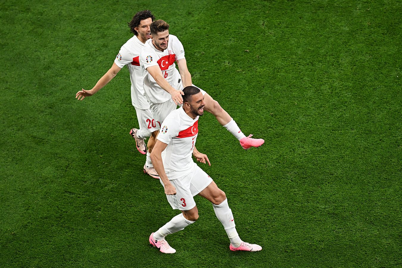 Turquia derrota a Áustria com dois gols de Demiral