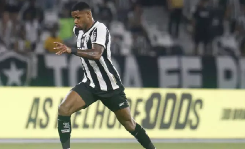 Júnior Santos, do Botafogo, agradece apoio após fratura na tíbia