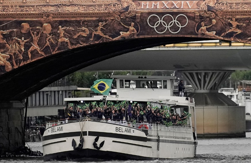 Delegação brasileira durante a cerimônia de abertura das Olimpíadas de Paris 2024