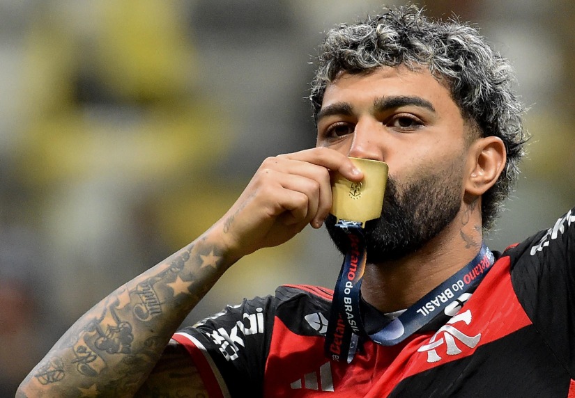 Gabigol beija a medalha da Copa do Brasil 2024