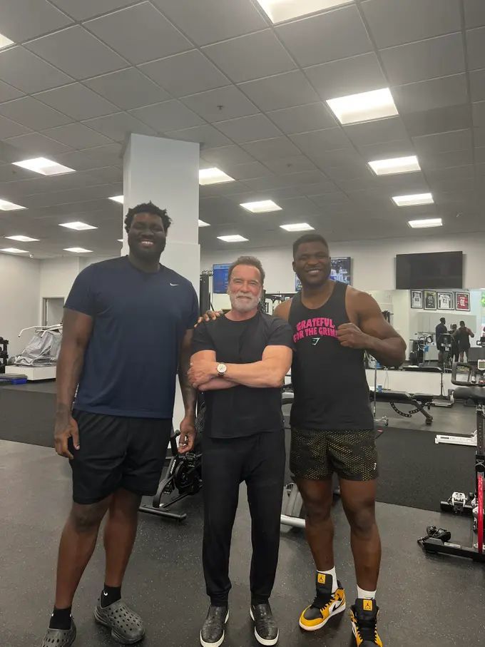 El ex campeón de la  UFC Francis Ngannou se encontró con Arnold Schwarzenegger