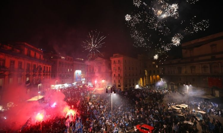 En medio de la celebración de la victoria del Nápoles en la Serie A italiana, fue asesinado el hijo del jefe de la mafia