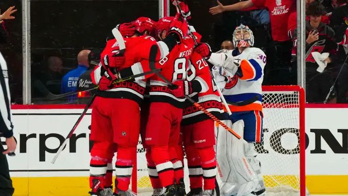 New York Islanders vs Carolina Hurricanes. Pronostico, Apuestas y Cuotas│22 de abril de 2023  