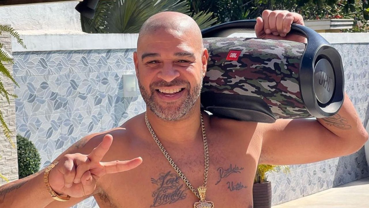 Adriano “El Emperador” se viraliza por videos en una favela en Brasil