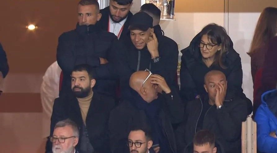 Explican la razón que tuvo Mbappé para sentarse en la tribuna mientras jugaba el PSG 