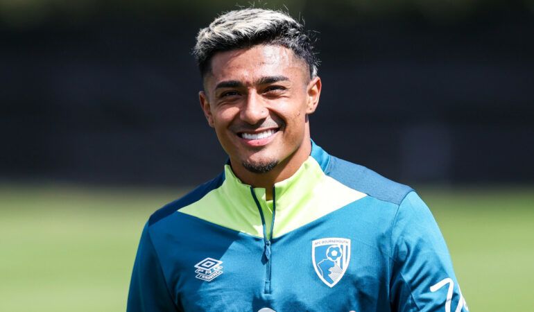 Julián Araujo debutó con victoria en la Premier League 