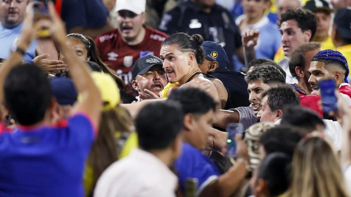 La Conmebol investigará a jugadores uruguayos por desórdenes en la tribuna 