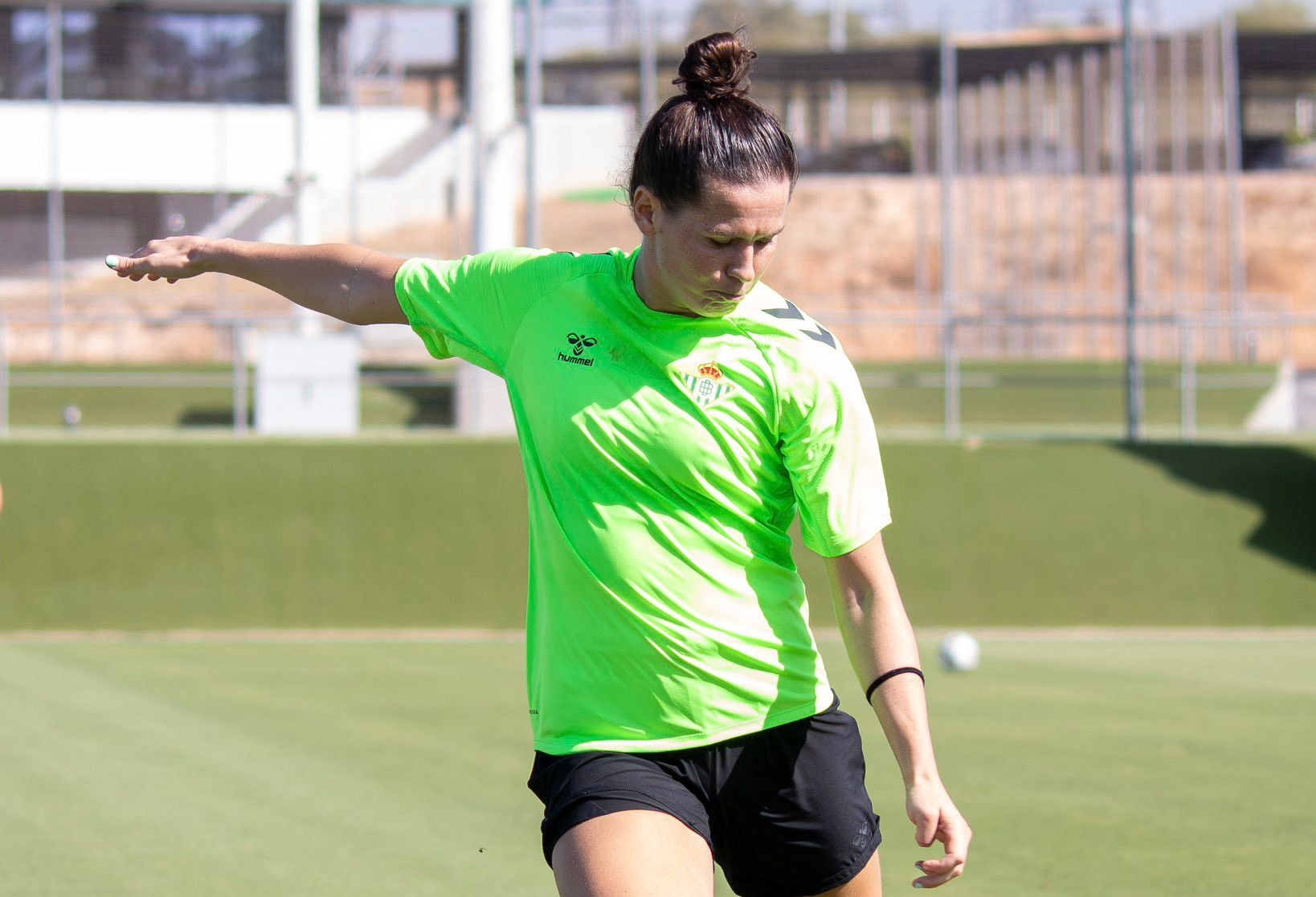 Merel Van Dongen de Rayadas estuvo entrenando con el Betis