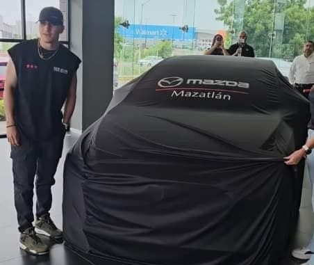 Marco Verde recibe auto de Mazda