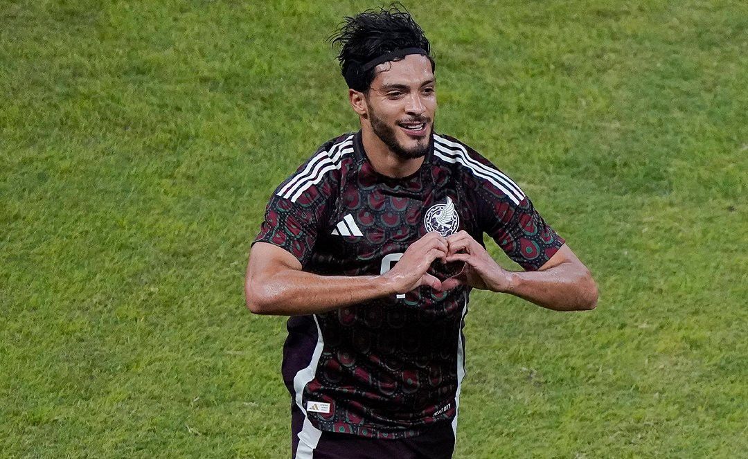 Raúl Jiménez feliz tras dar un gran partido con la Selección Mexicana