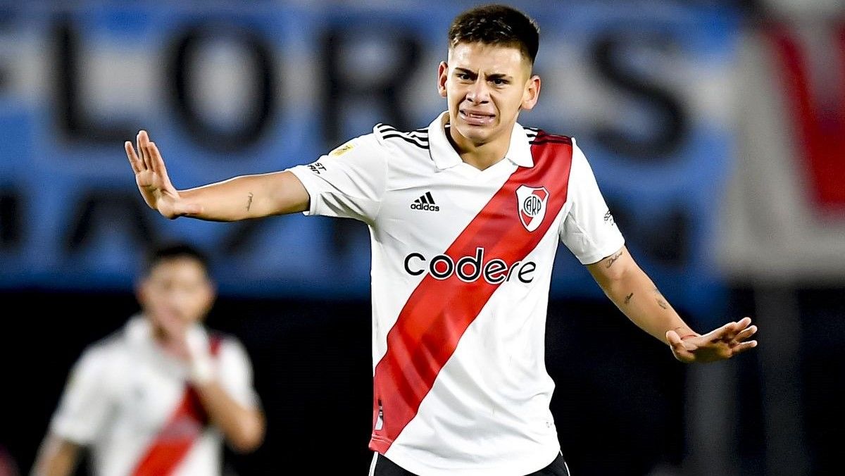 Claudio Echeverri dejó esperando al Real Madrid y al Barça 