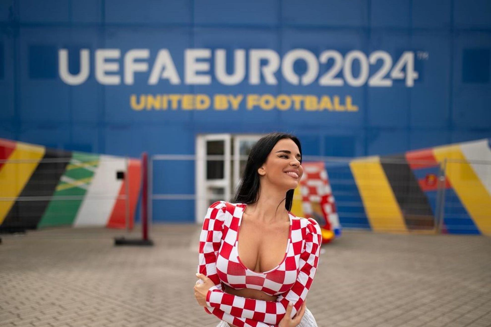 La presencia de Ivana Knoll, la aficionada croata que destaca en esta Eurocopa