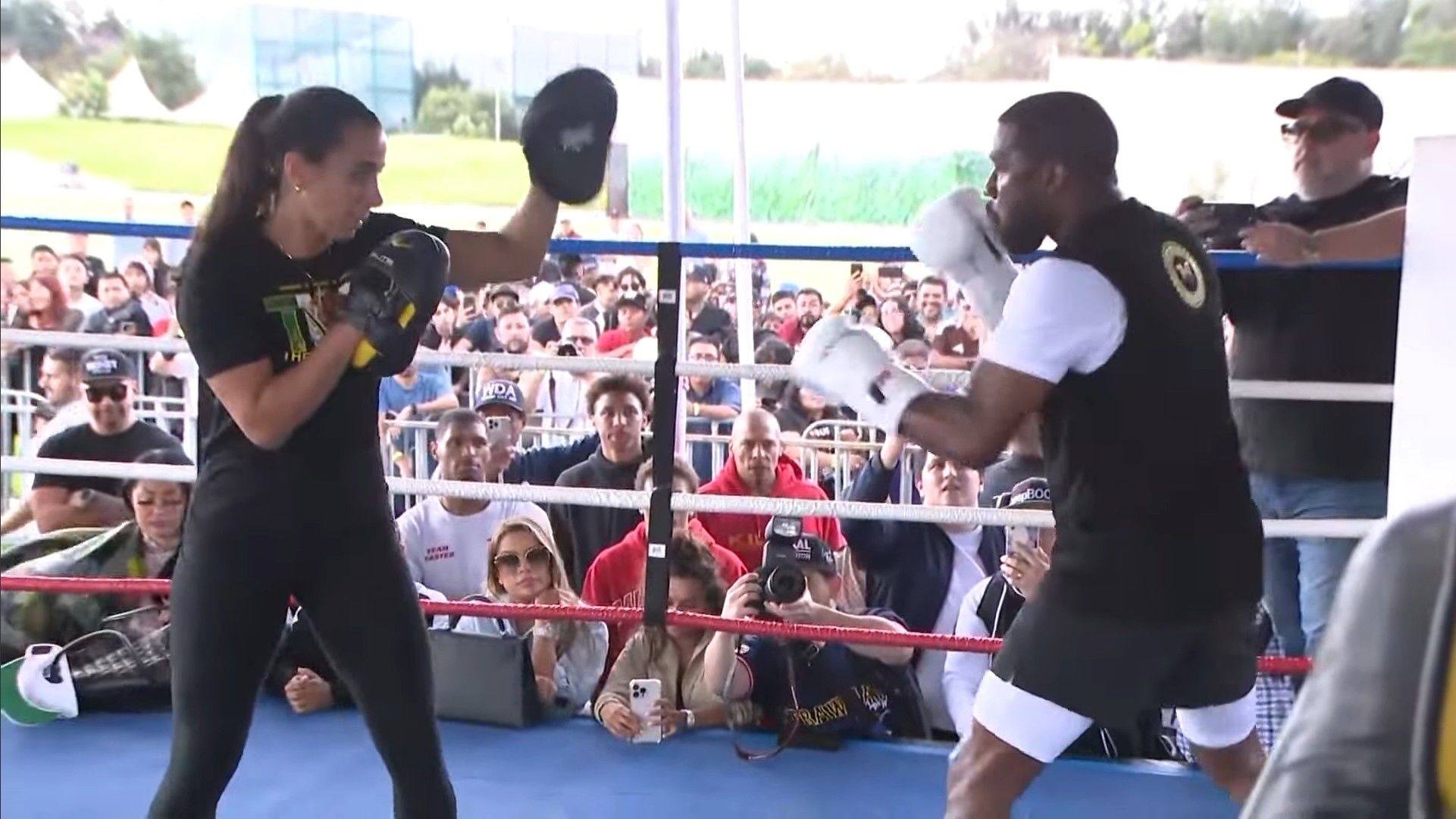 Floyd Mayweather realizó entrenamiento público en Parque Bicentenario