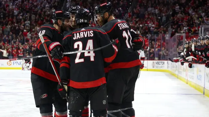 Carolina Hurricanes vs Arizona Coyotes Pronóstico, Apuestas y Cuotas│27 de enero de 2024