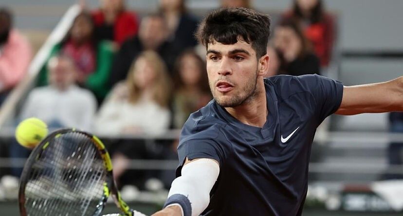 Carlos Alcaraz avanzó a cuartos de final en Roland Garros 