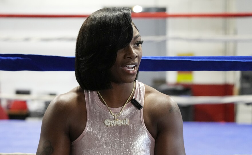 La campeona mundial absoluta de boxeo Claressa Shields desafía a Jake Paul a una pelea intergénero