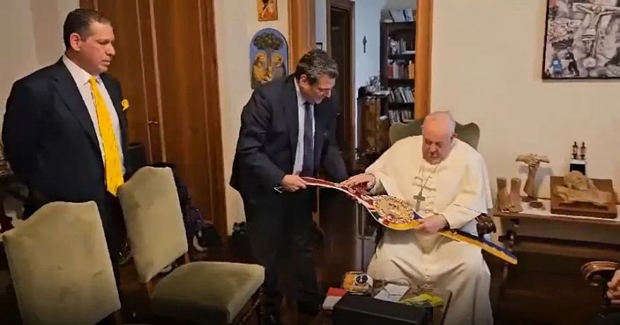 El Papa Francisco bendice el cinturón de Fury vs. Usyk