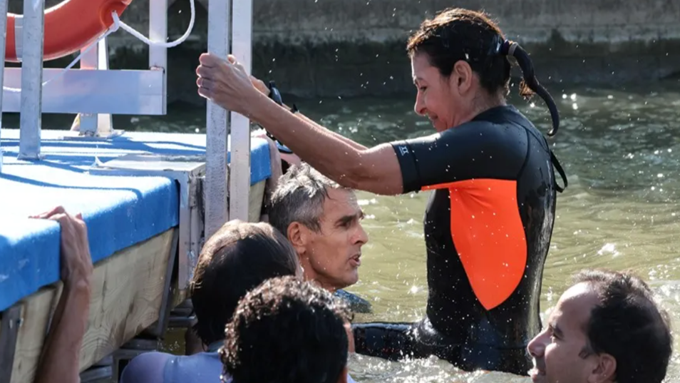 La alcaldesa de París también se bañó en el Sena para demostrar la nueva y mejorada calidad de agua 