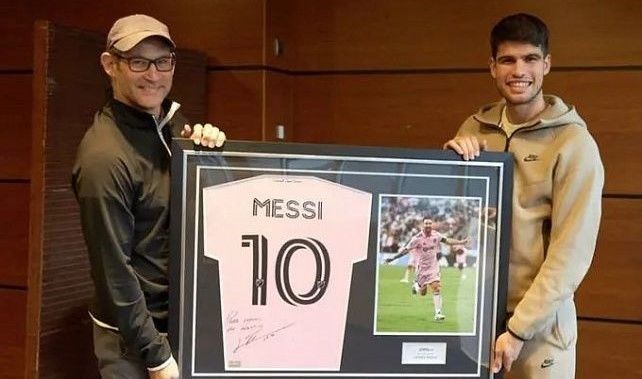 Lionel Messi regaló su camiseta a Alcaraz antes de la final de Roland Garros