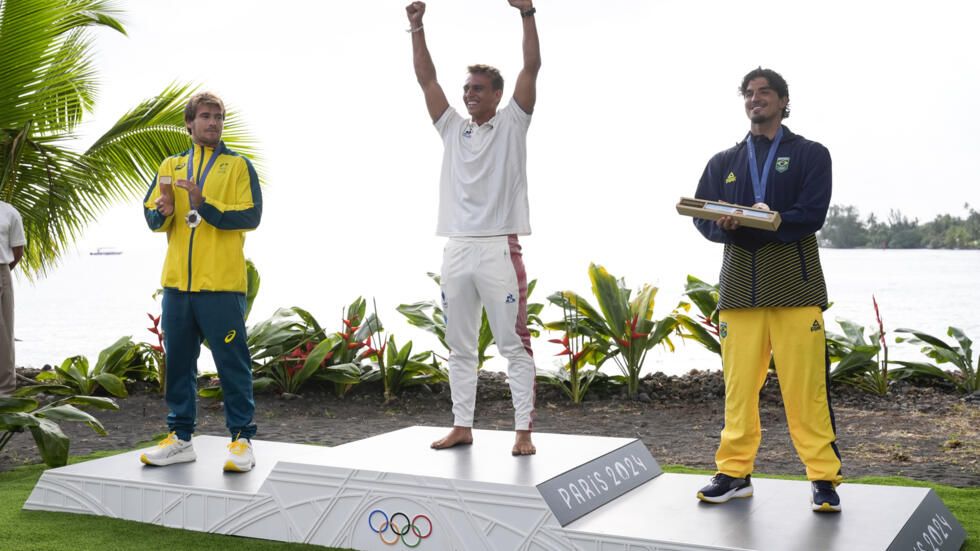 El anfitrión Kauli Vaast consiguió el oro de surf en París 2024 