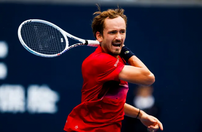 Stefanos Tsitsipas vs Daniil Medvedev Pronóstico, Apuestas y Cuotas│8 de octubre de 2024