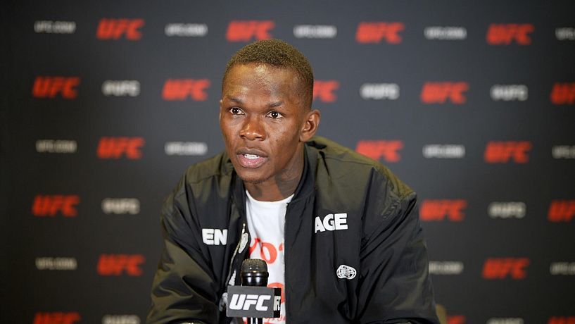 Israel Adesanya cree que los peleadores mexicanos dominarán próximamente la UFC