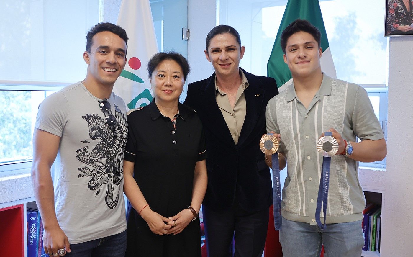 Osmar Olvera y Juan Celaya, junto a su entrenadora Ma Jin, visitaron a Ana Gabriela Guevara 