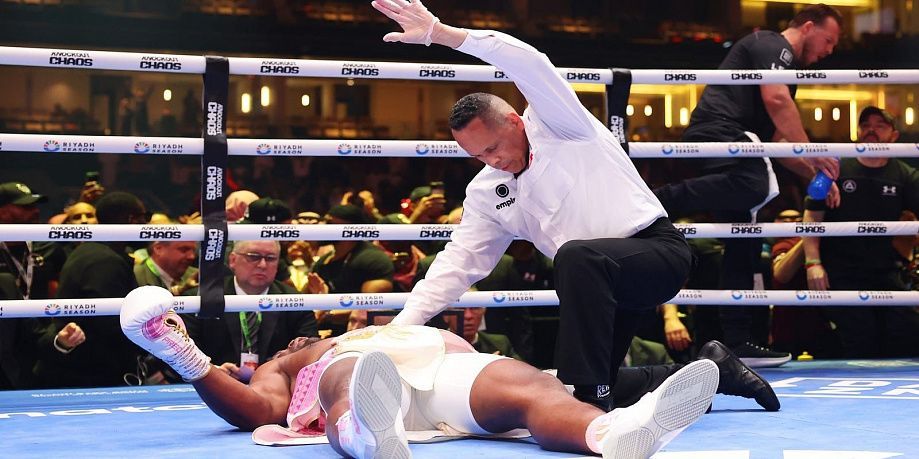 Ngannou requirió máscara de oxígeno tras la derrota por nocaut en la pelea contra Anthony Joshua