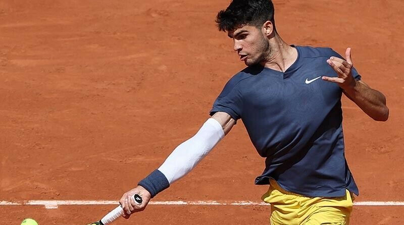 Con dificultad Alcaraz avanzó a tercera ronda en Roland Garros 