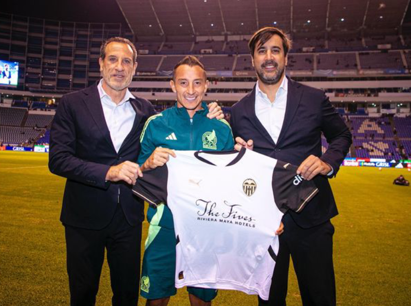 El Valencia entrega jersey de reconocimiento a Andrés Guardado