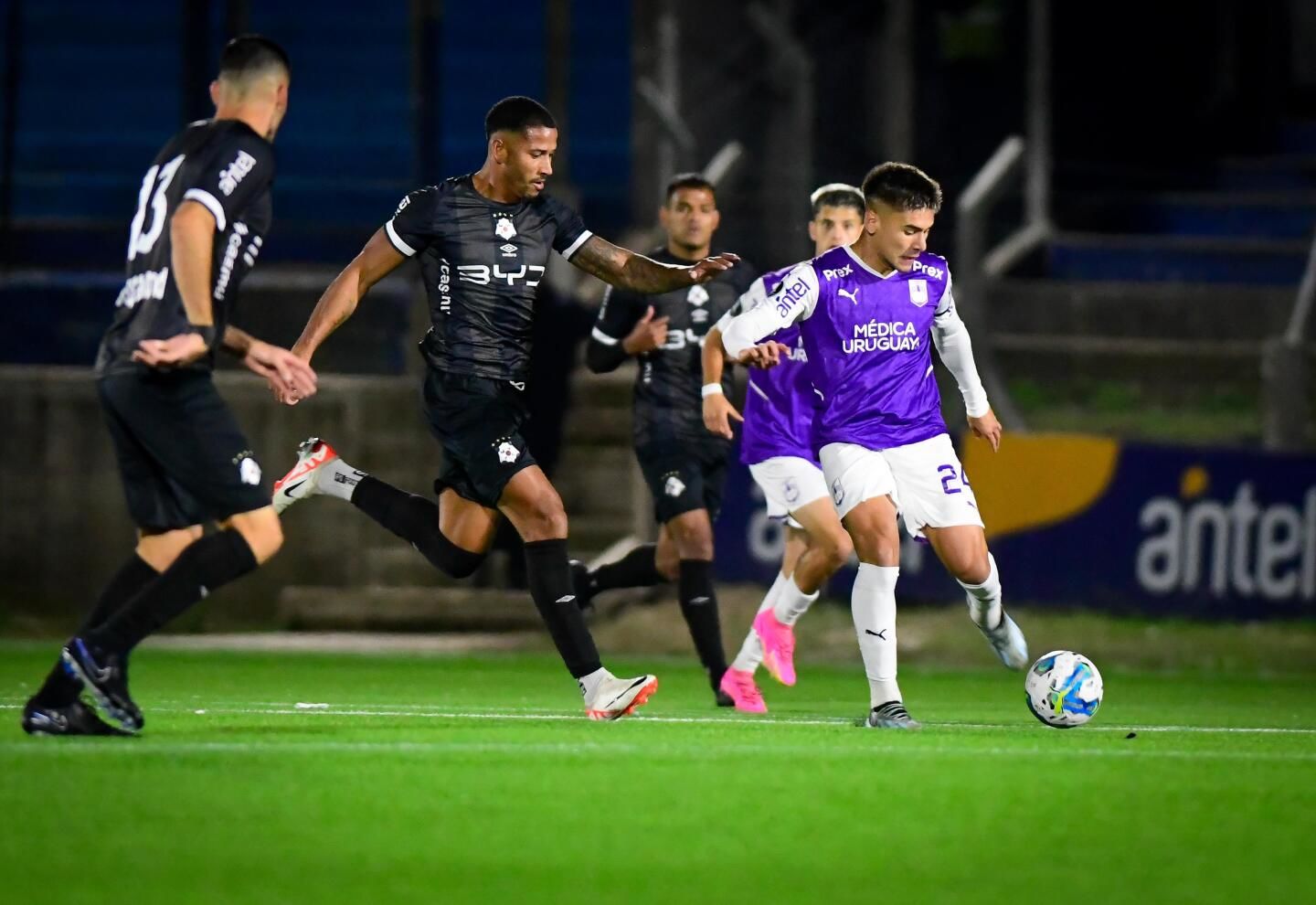 Montevideo Wanderers vs. Defensor Sporting. Pronostico, Apuestas y Cuotas│5 de noviembre de 2024