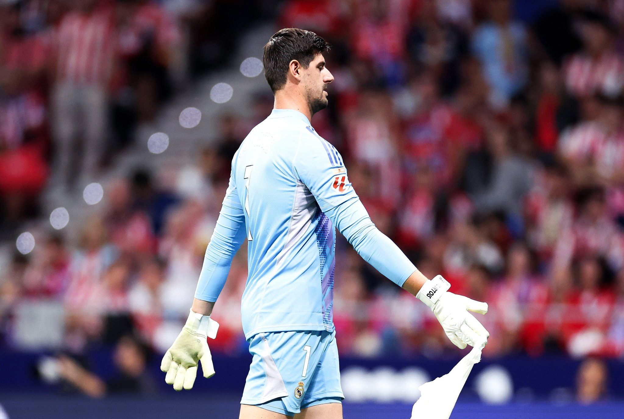 Suspenden el derbi madrileño por lanzar objetos a Courtois