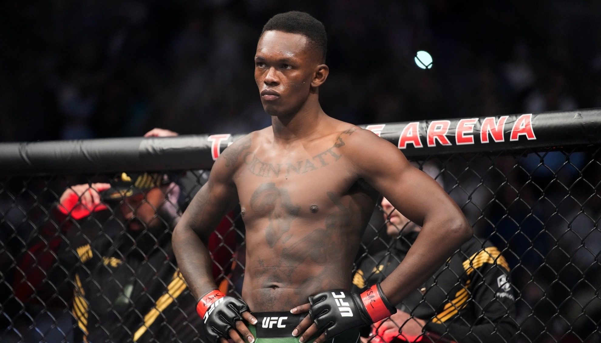 Israel Adesanya sale del ranking de los mejores luchadores de la UFC