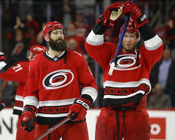 Vancouver Canucks vs Carolina Hurricanes. Pronostico, Apuestas y Cuotas│25 de octubre de 2022  