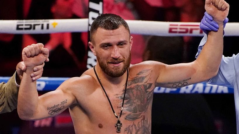 Lomachenko hace una declaración después de ganar el cinturón de peso ligero de la FIB