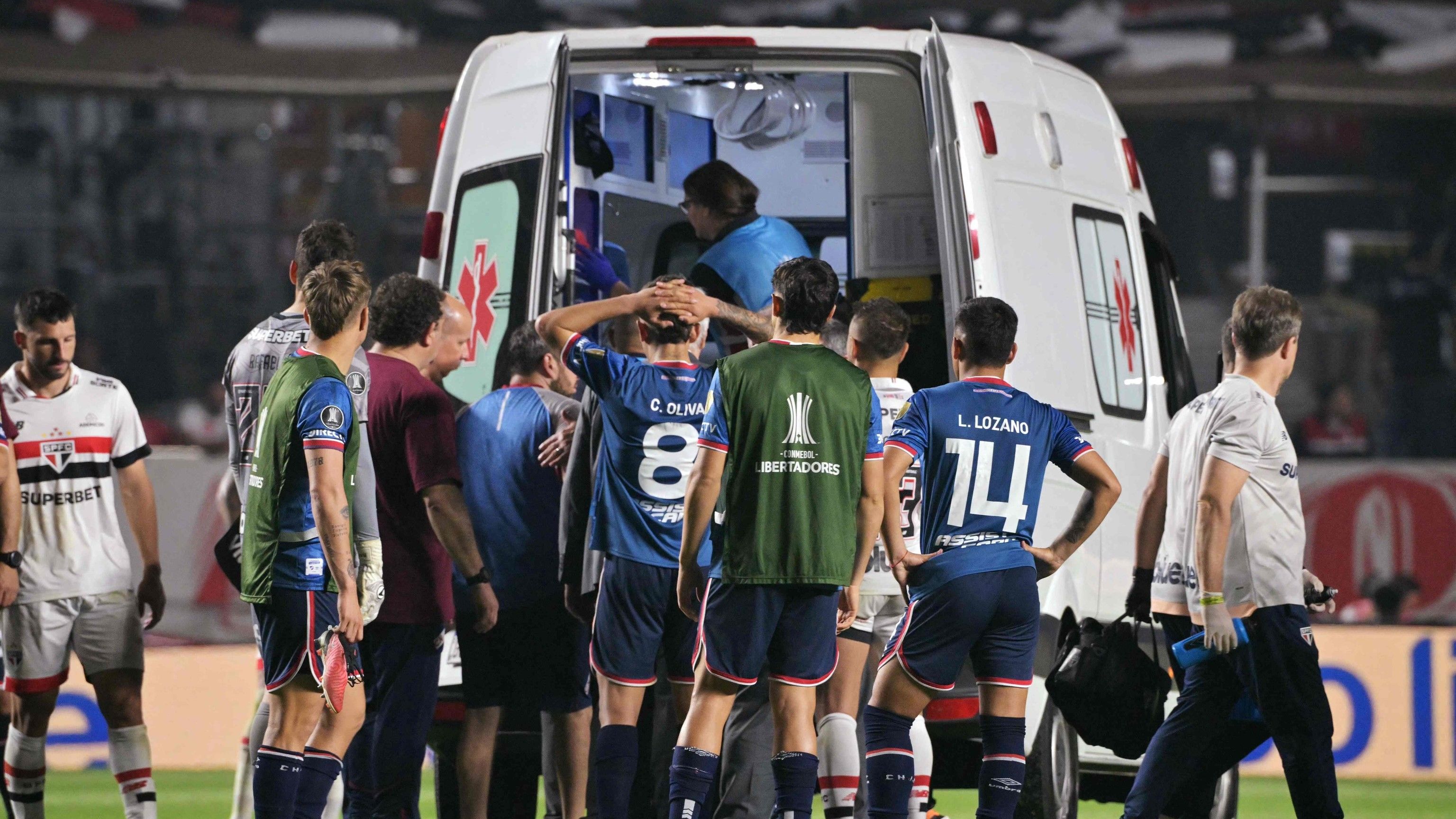 Jugador desplomado en medio de juego por los octavos de final de la Copa Libertadores se mantiene en cuidados intensivos