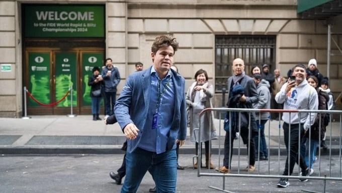 Reigning Rapid Champion Carlsen Disqualified for Wearing Jeans