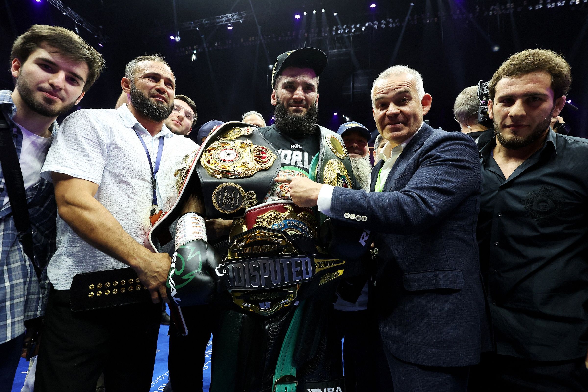 ¡Artur Beterbiev se convierte en campeón indiscutido del peso semicompleto!