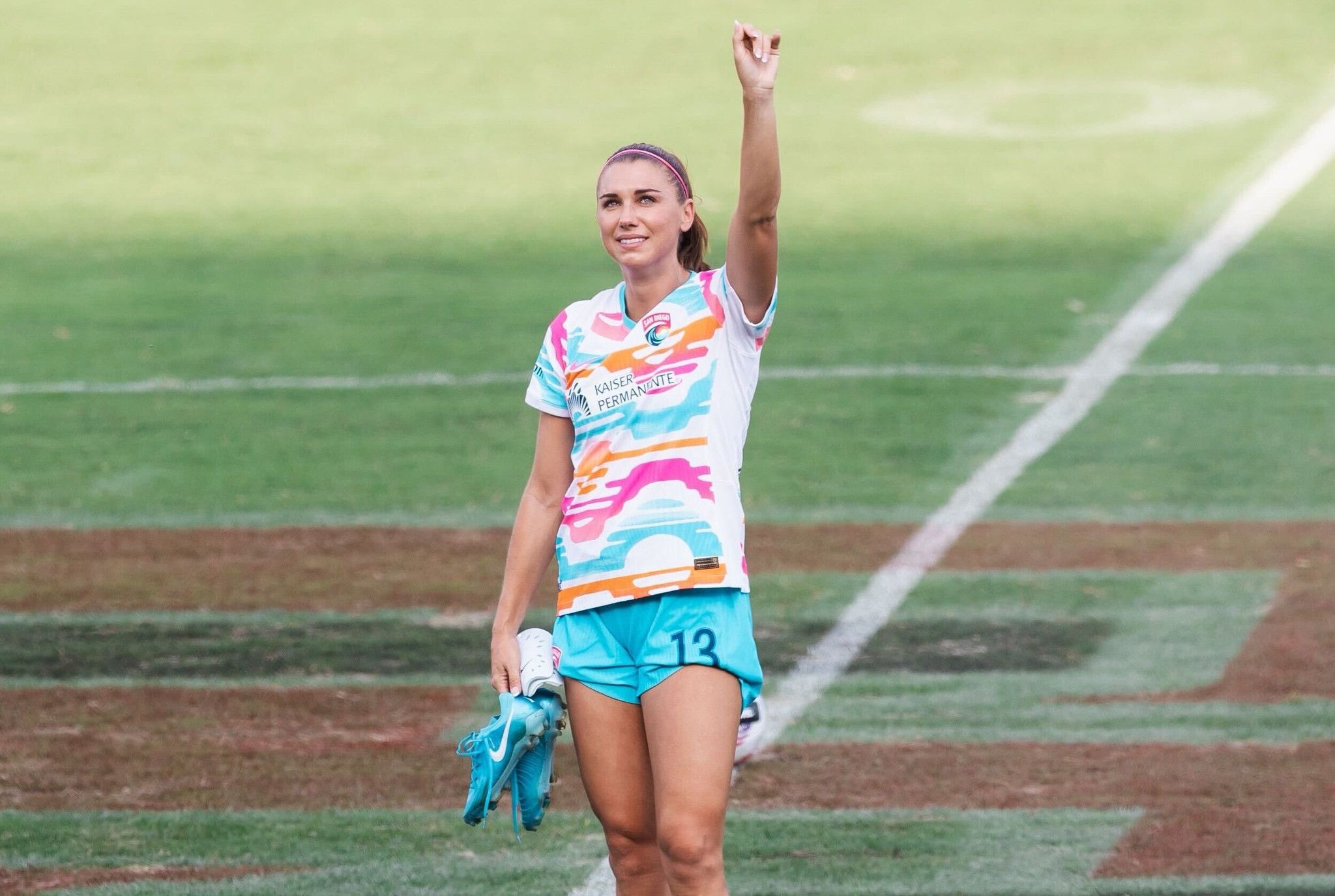 Alex Morgan se despide de las canchas al minuto trece