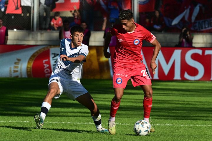 Argentinos Juniors vs. Vélez Sarsfield. Pronostico, Apuestas y Cuotas│ 2 de noviembre de 2024