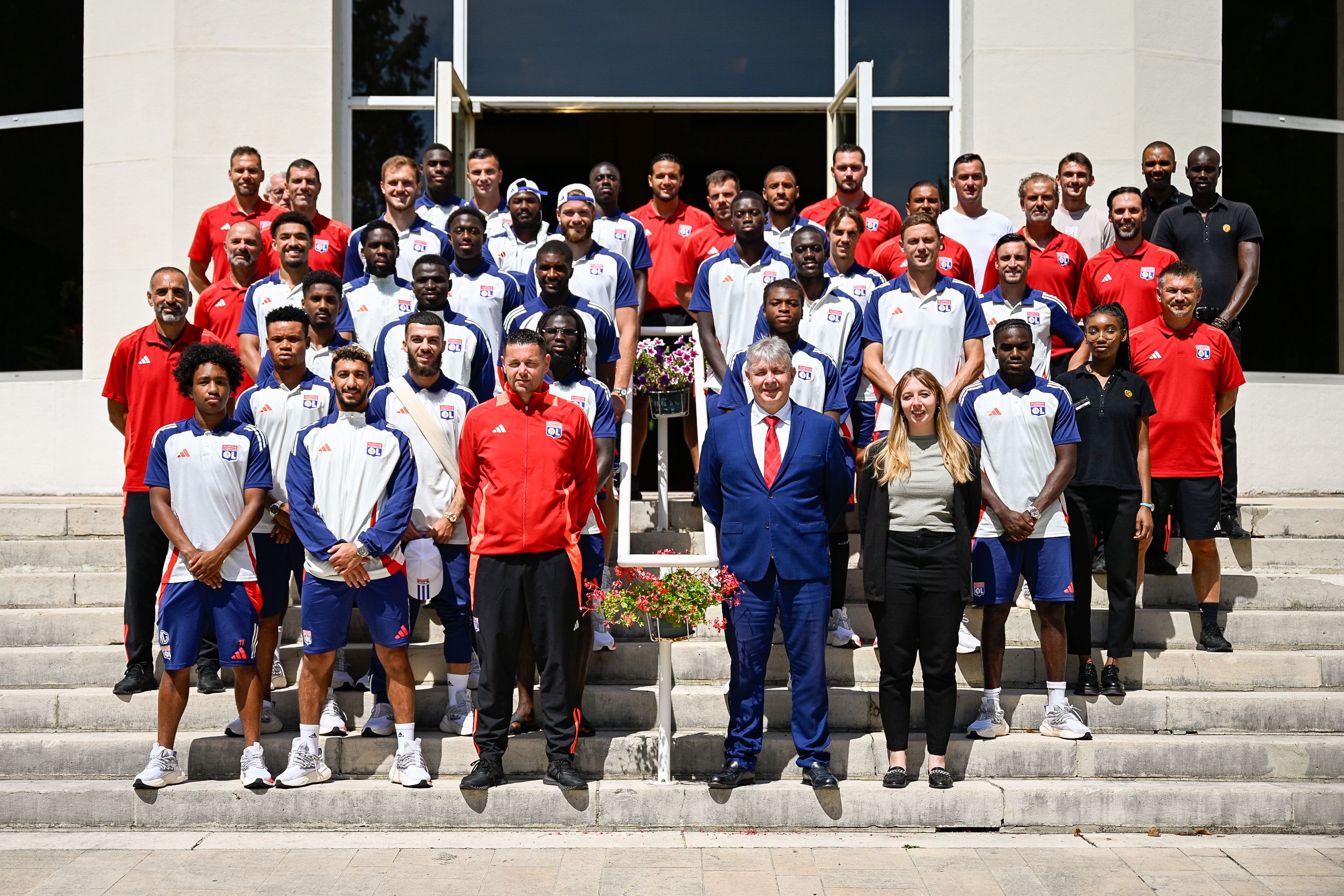 ¡Toda la plantilla del Lyon está transferible!