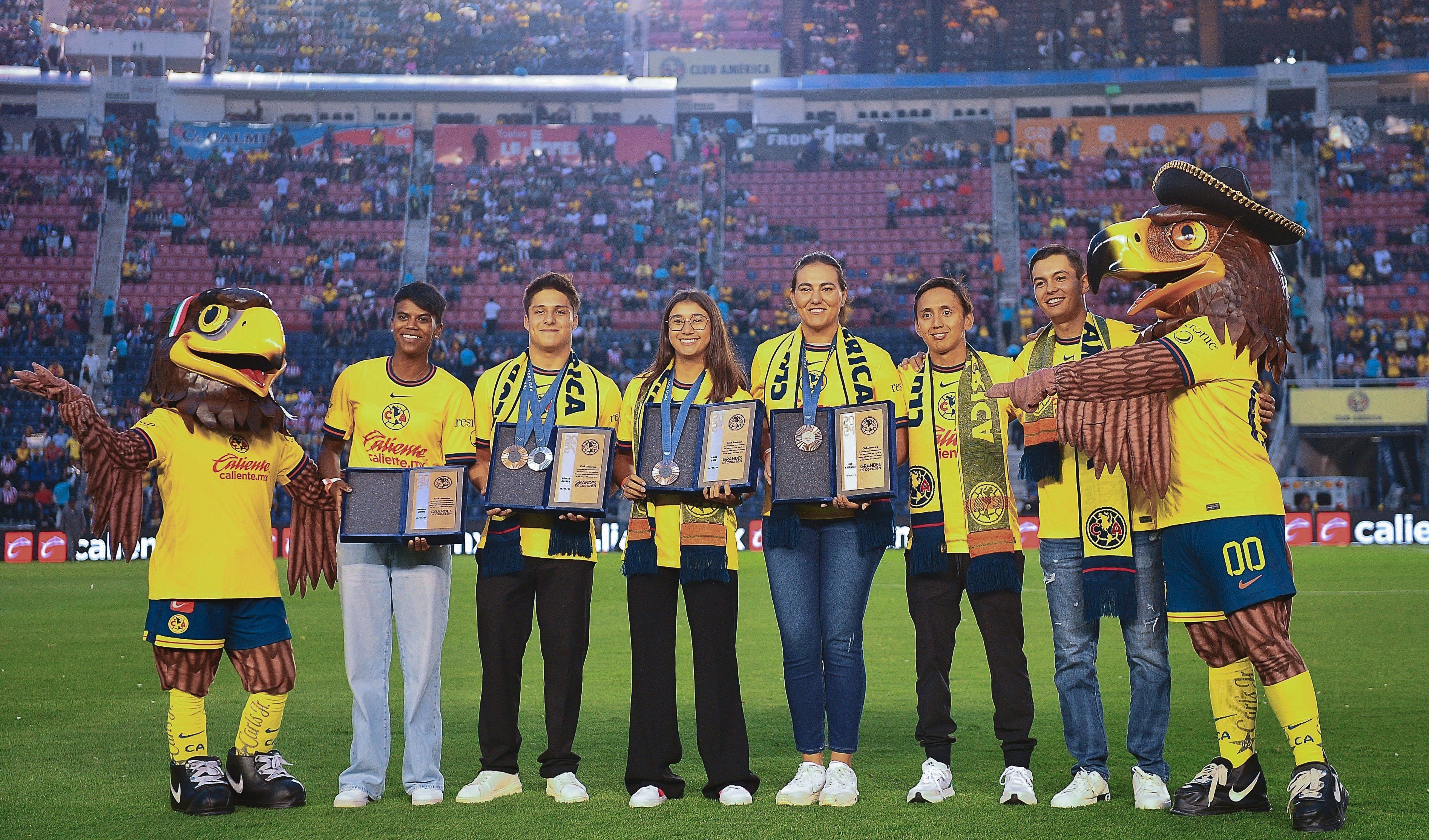 El Club América hace homenaje a atletas olímpicos en el Clásico Nacional