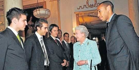 La reina Isabel II recibió al Arsenal en el Palacio de Buckingham