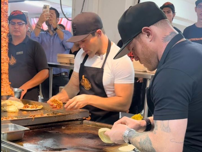 Saúl "Canelo" Álvarez preparando tacos con su hermano.