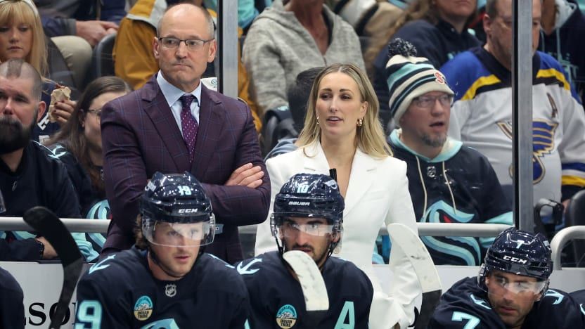 Jessica Campbell junto a Dan Bylsma.