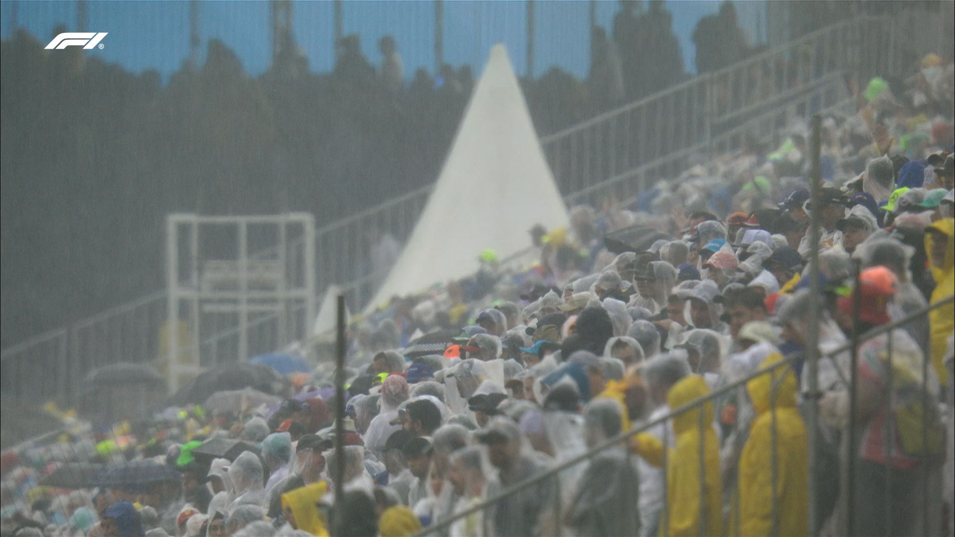 Público en el Autódromo José Carlos Pace.