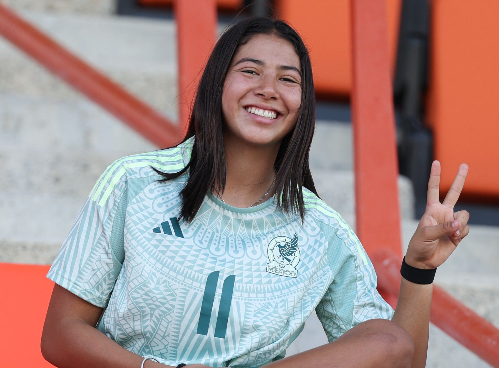 Dana Sandoval, jugadora mexicana que se perdió el Mundial por una lesión, asistió al partido para apoyar a su selección.