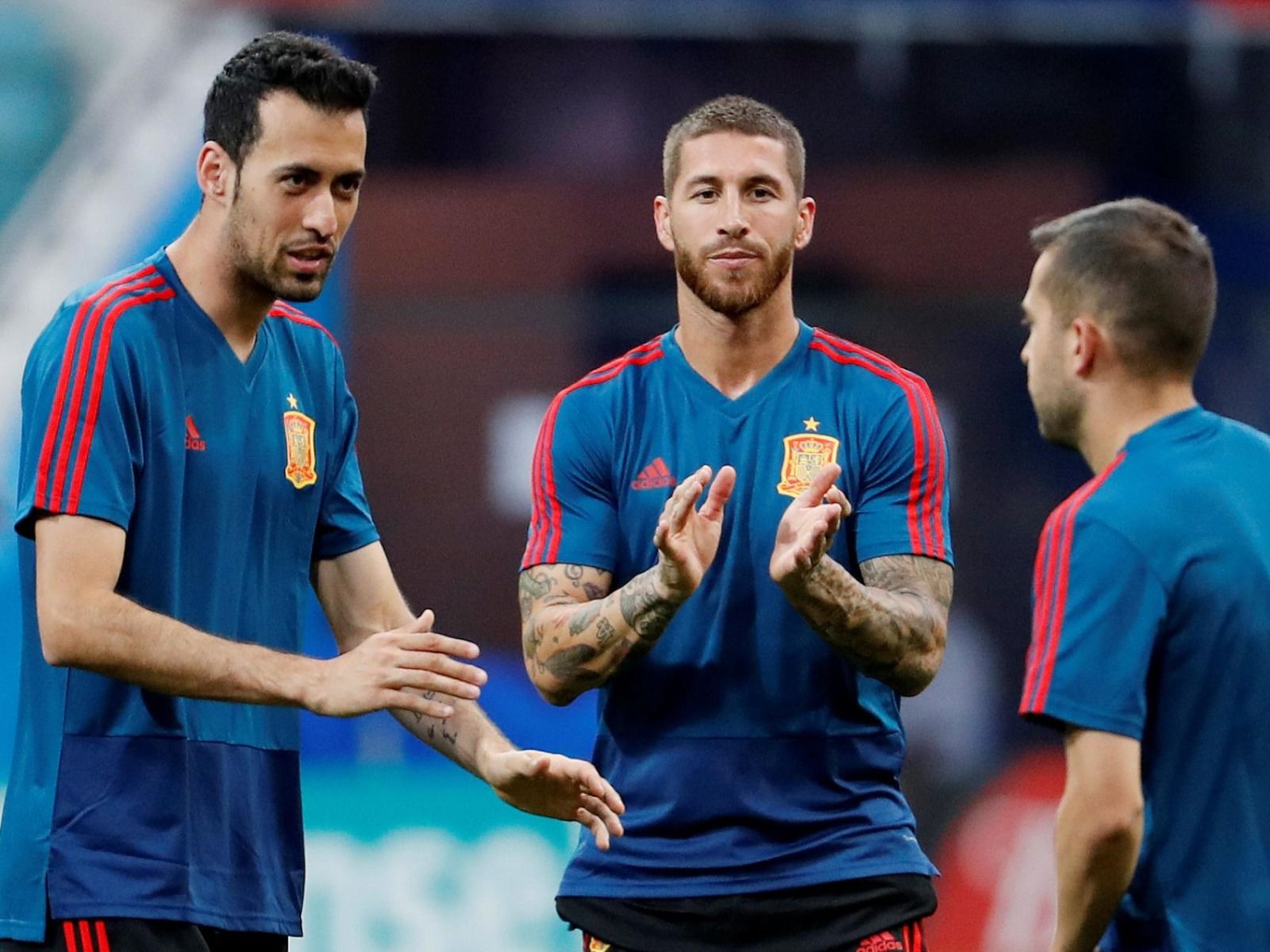 Ramos con Busquet e Iniesta