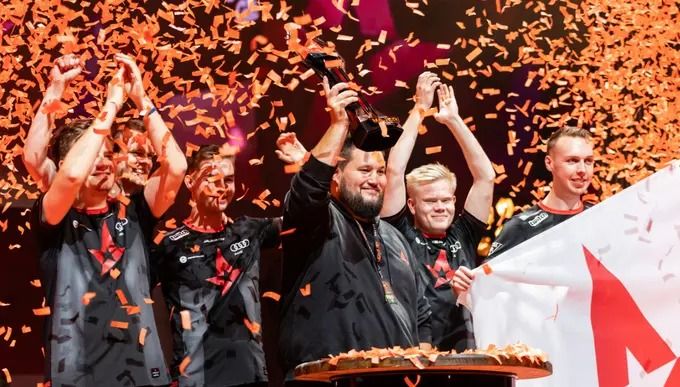 “The golden lineup” of Astralis after winning Faceit Major: dupreeh, Xyp9x, device, zonic (coach), Magisk and gla1ve