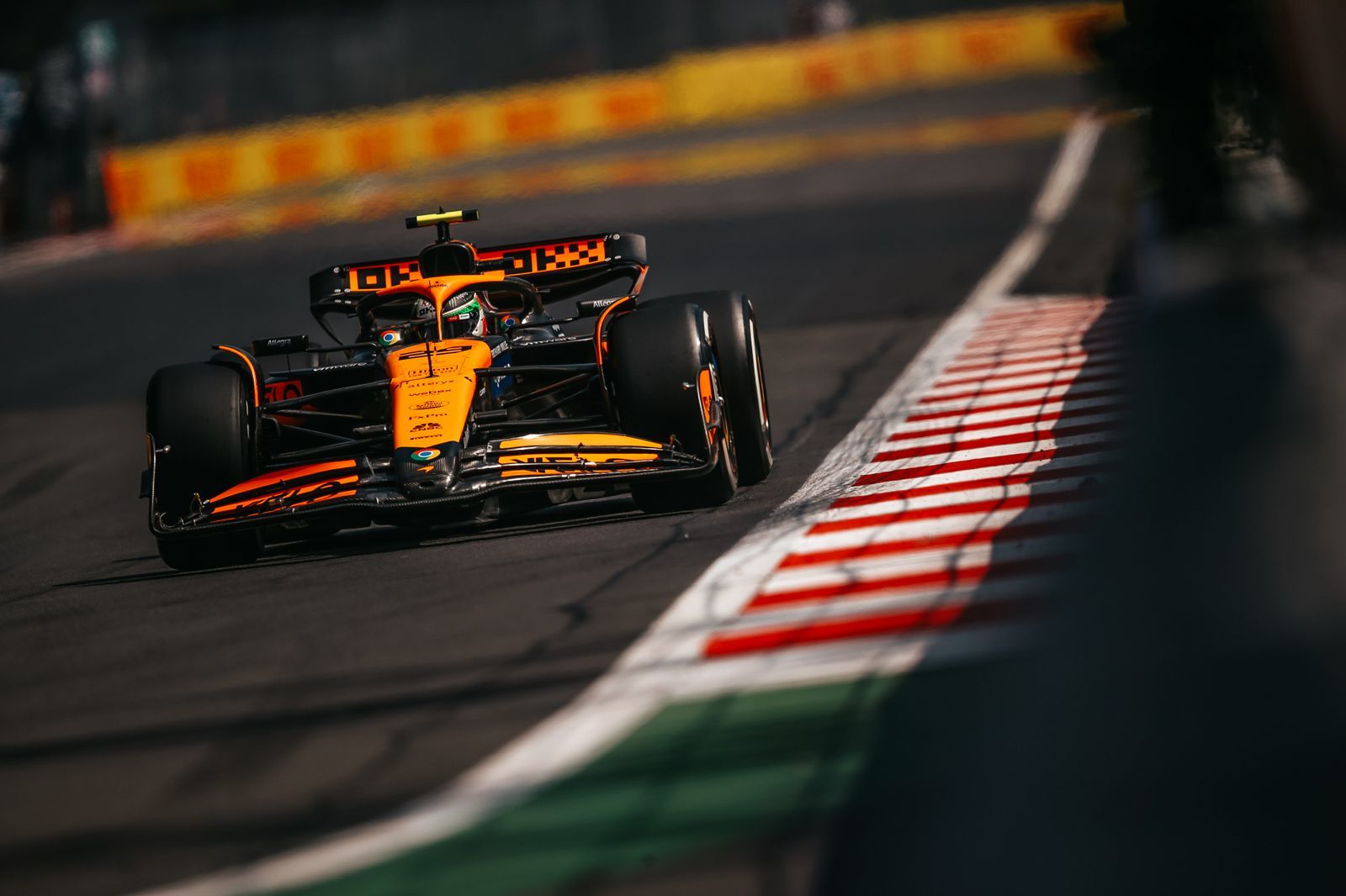 Patricio O'Ward corriendo la FP1 del Gran Premio de México.